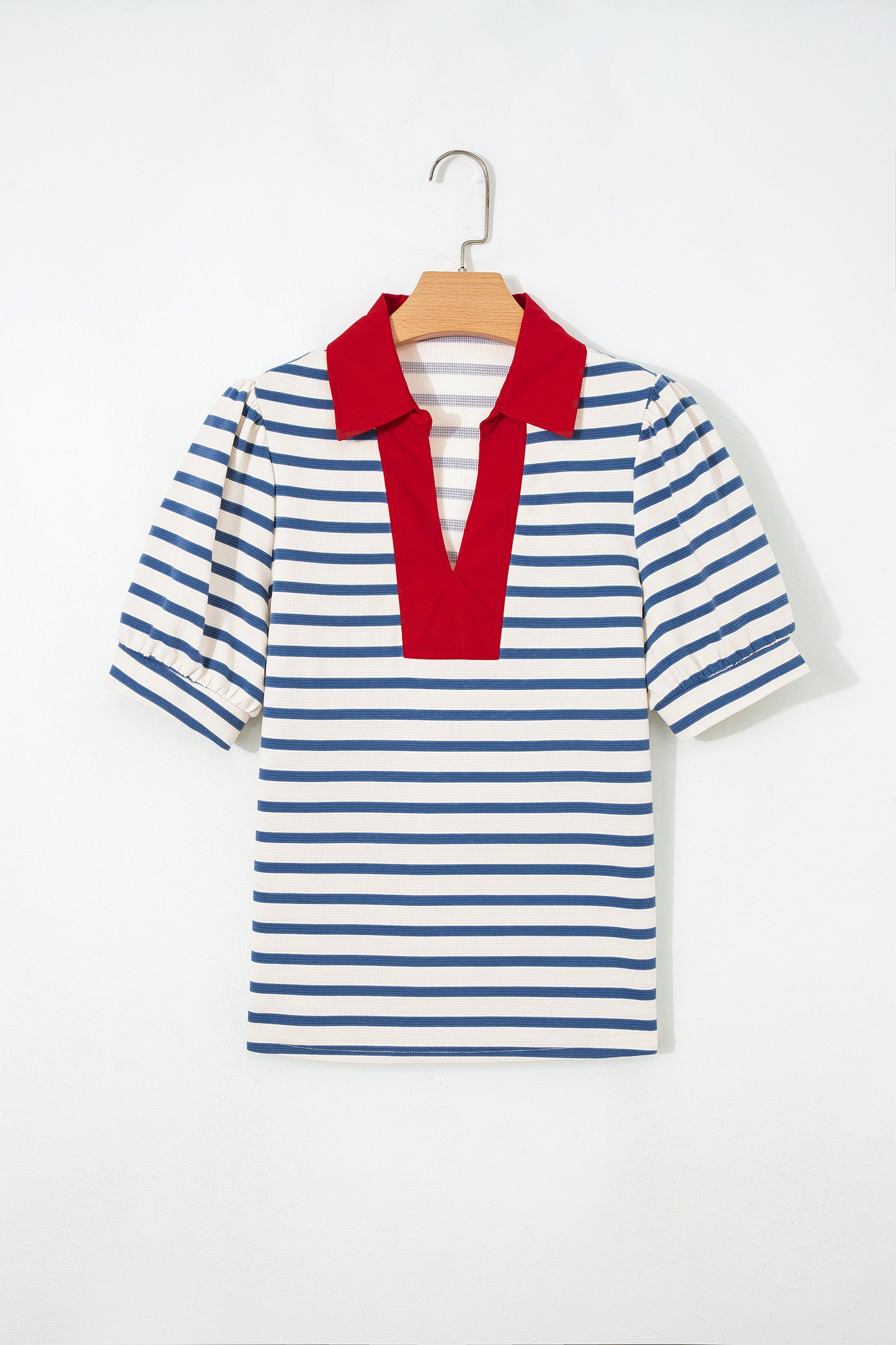 Blusa con cuello polo, manga corta abullonada, bloques de color y rayas azules