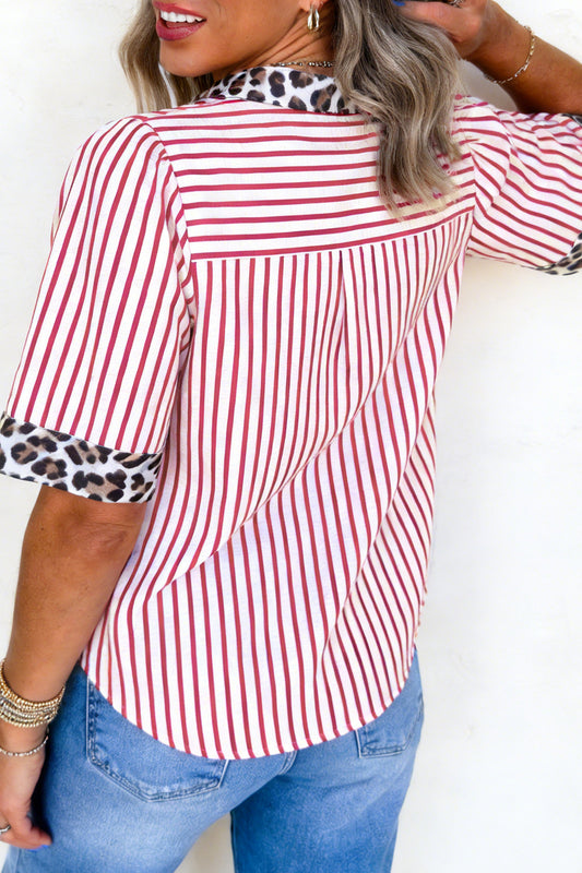 Blusa de medio botón con estampado de leopardo de rayas rojas y ribete de contraste