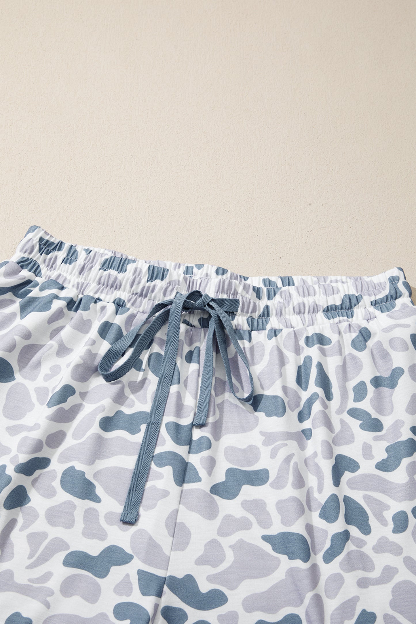 Conjunto de pijama de 2 piezas con estampado de camuflaje beige con solapa y cordón para shorts