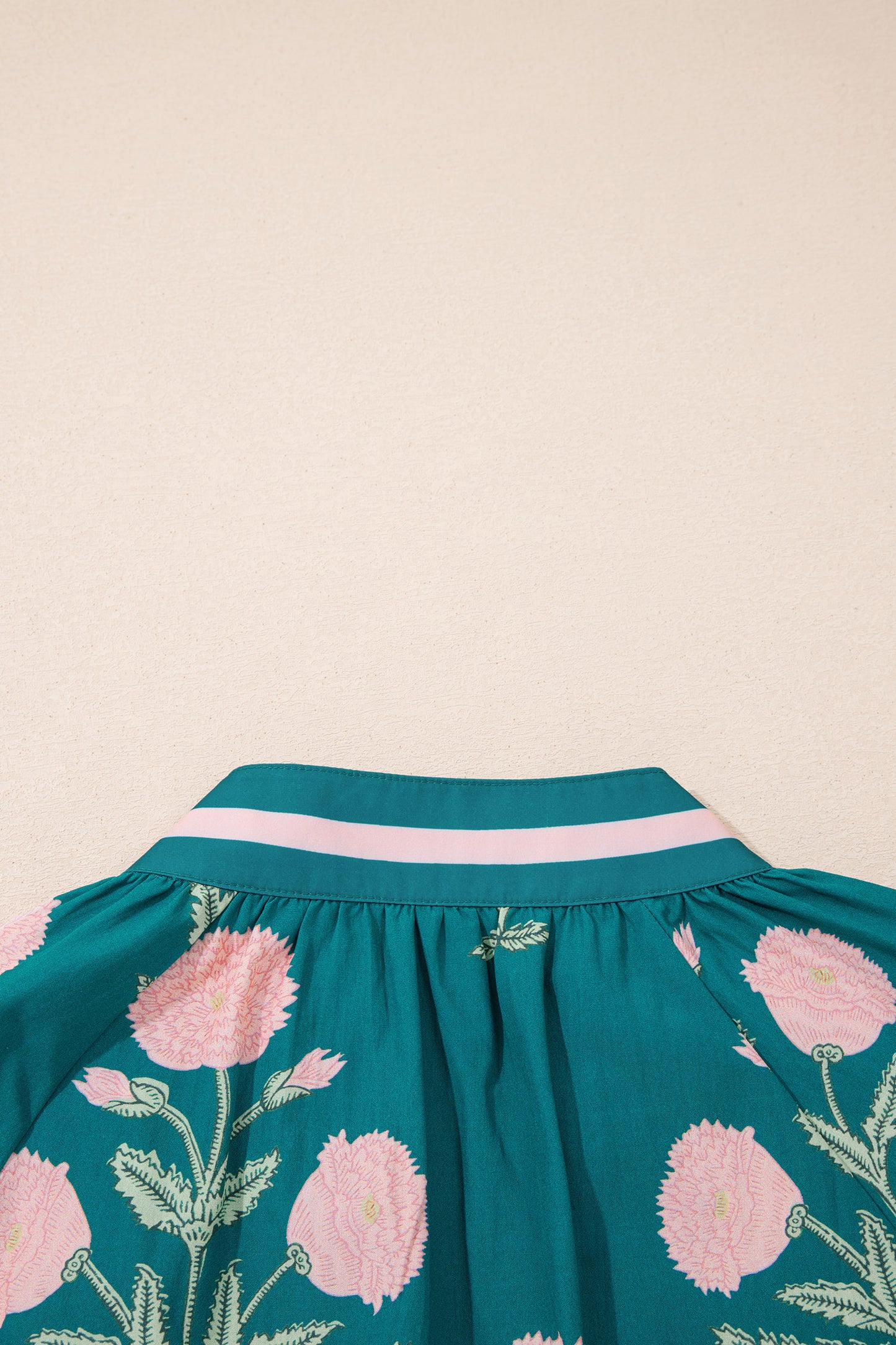 Blusa verde casual con estampado floral silvestre, cuello en V y manga 3/4