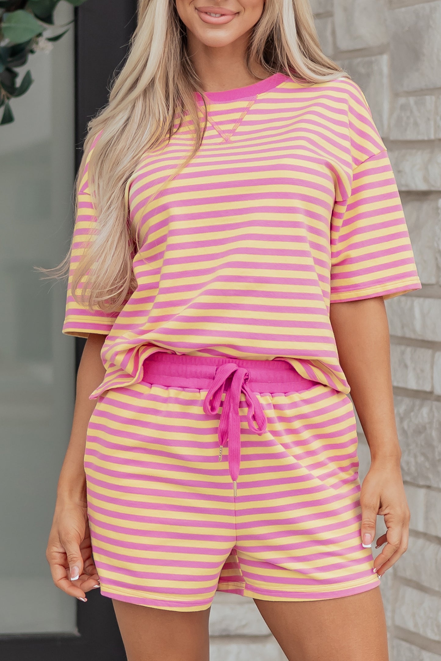 Conjunto corto informal de felpa Rose Stripe con hombros caídos