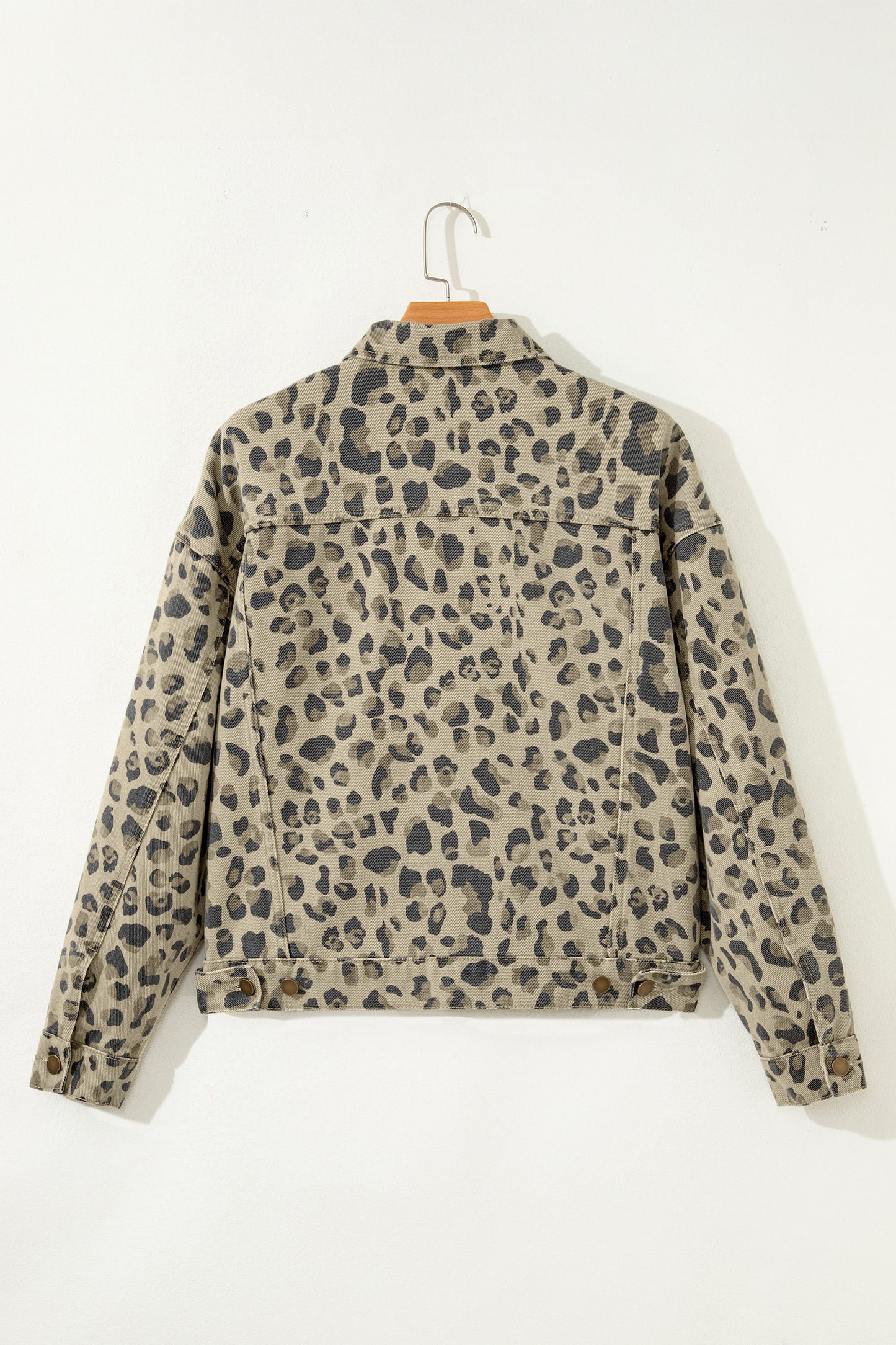 Chaqueta vaquera color caqui con estampado retro de leopardo y detalles de costura con botones