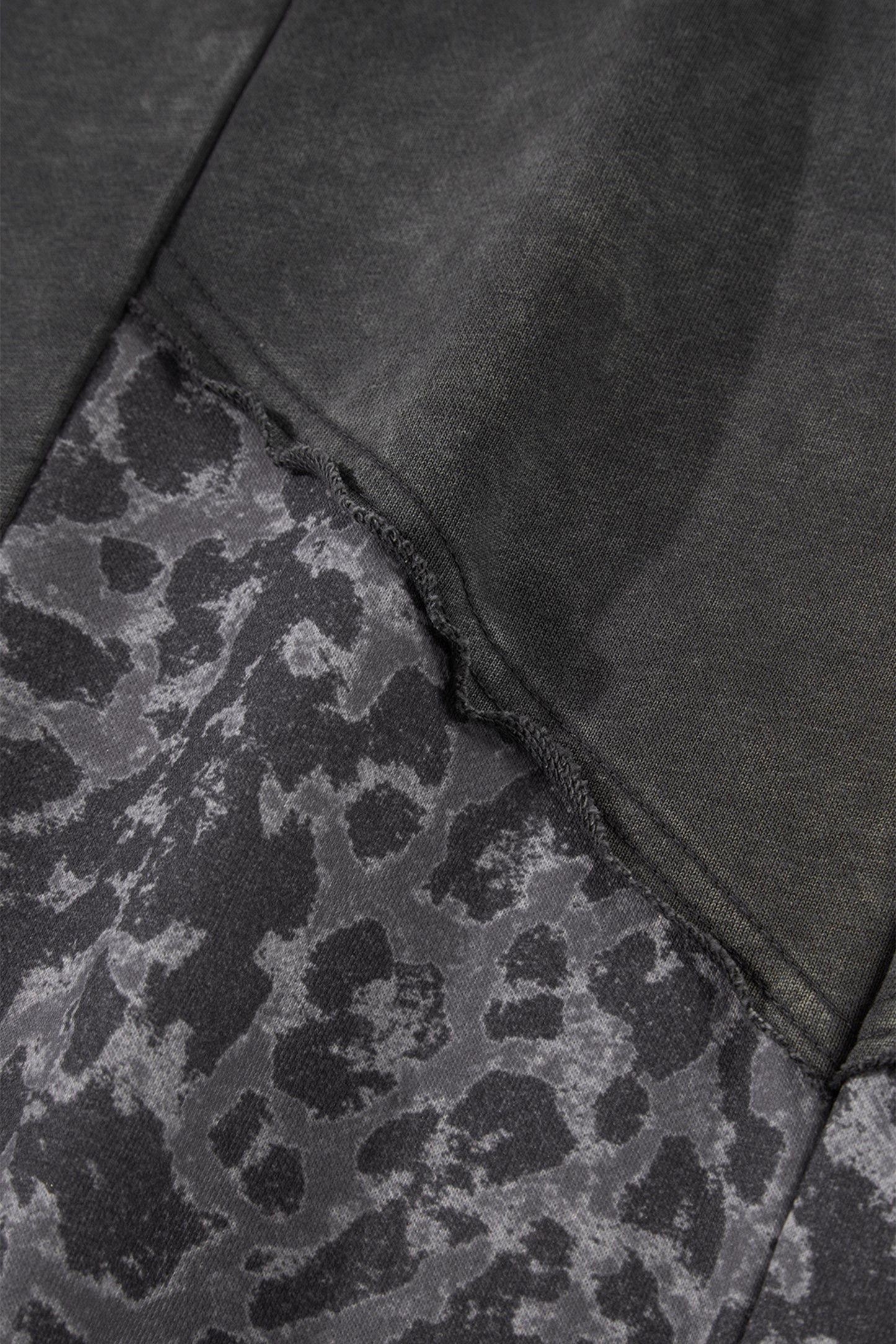 Pantalones de pernera ancha con estampado de leopardo y lavado mineral en gris oscuro de talla grande