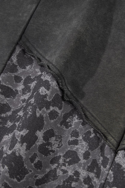 Pantalones de pernera ancha con estampado de leopardo y lavado mineral en gris oscuro de talla grande