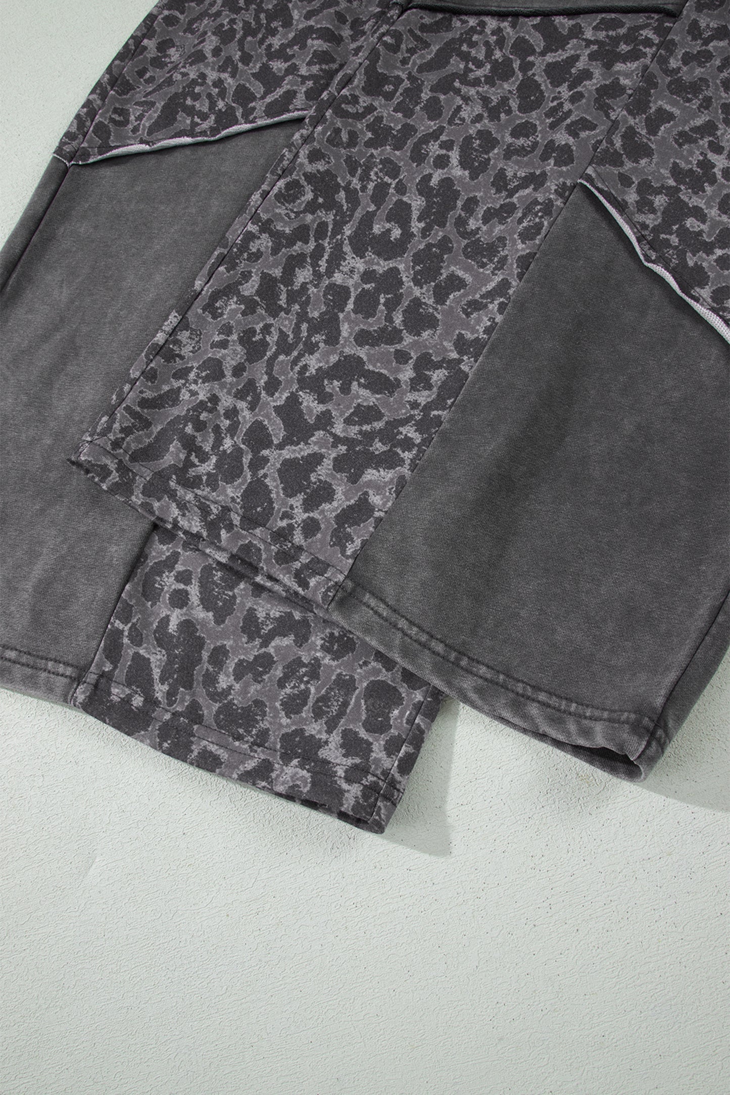 Pantalones de pernera ancha con estampado de leopardo y lavado mineral en gris oscuro de talla grande