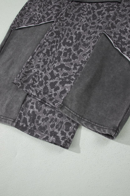 Pantalones de pernera ancha con estampado de leopardo y lavado mineral en gris oscuro de talla grande