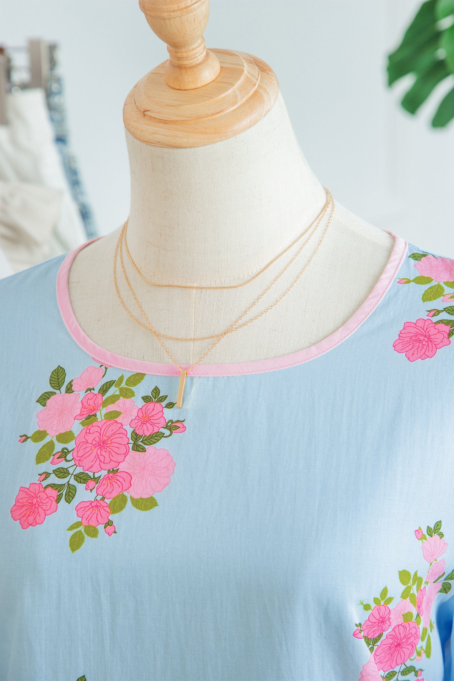 Blusa de manga 3/4 con cuello redondo, botones en los puños y estampado floral azul cielo