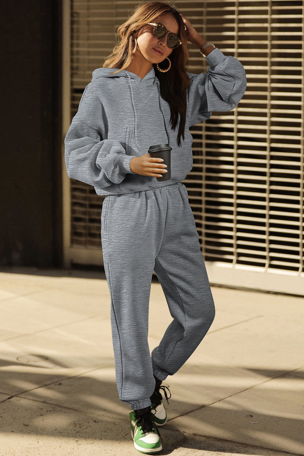 Conjunto deportivo de sudadera con capucha de hombros caídos y joggers, color gris liso