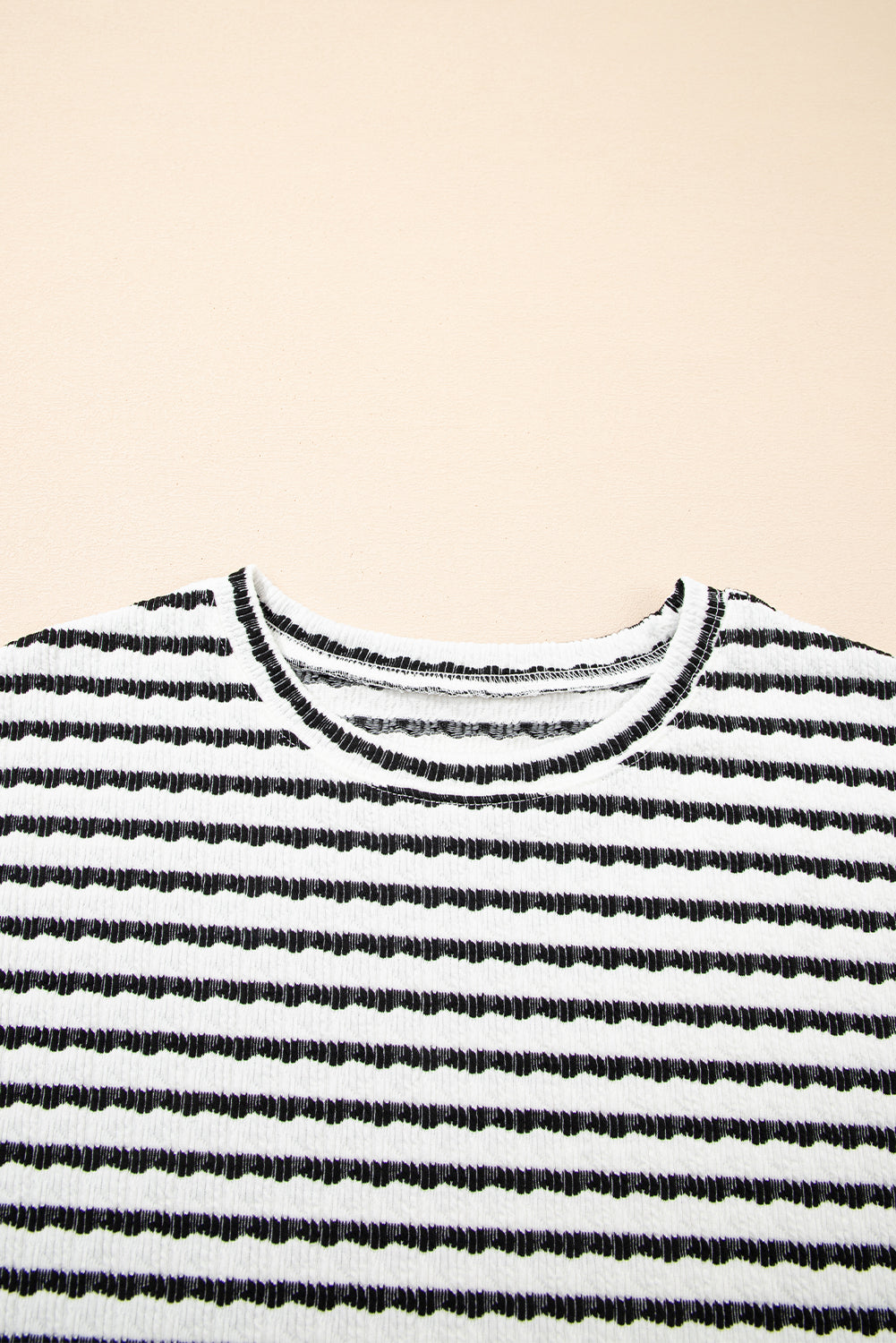 Conjunto de top de manga corta de punto con rayas negras y shorts con cordón
