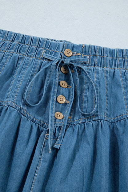 Minifalda vaquera celeste con botones, plisada, de talle alto con cordón