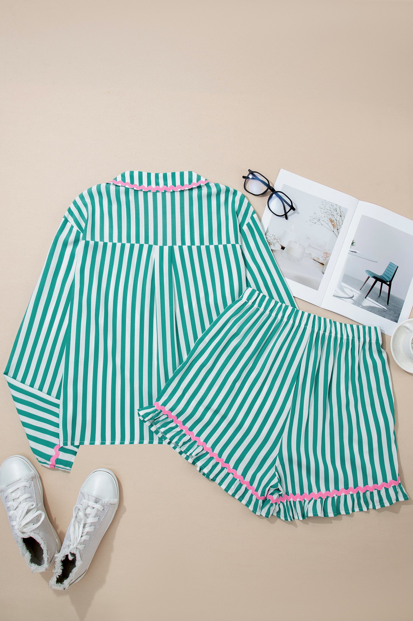 Conjunto de pijama de camiseta de manga larga y pantalón corto fruncido con cordón, ribete de ricrac en contraste de raya verde