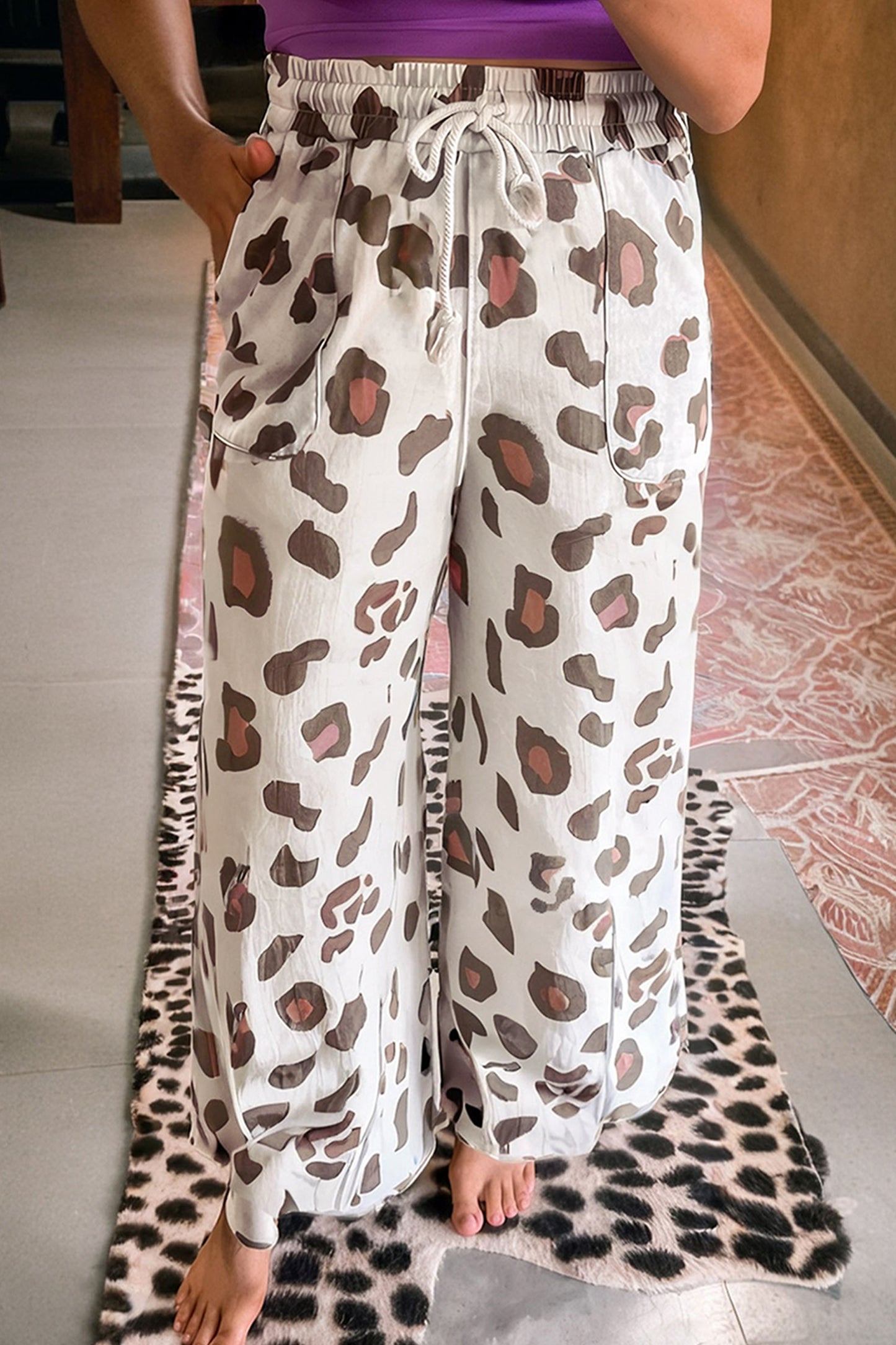 Pantalones sueltos de chándal color beige con estampado de leopardo y bolsillos de parche