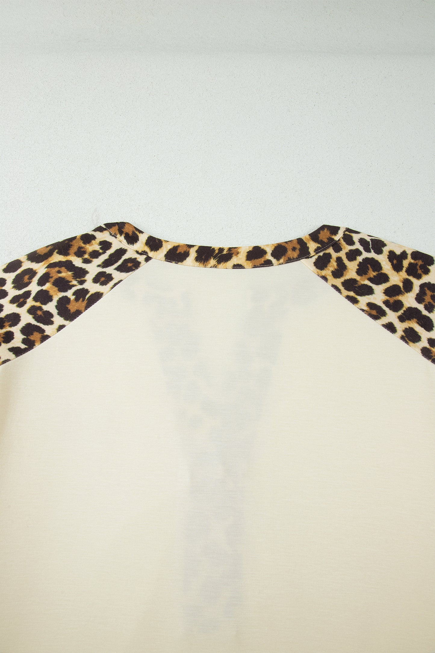 Camiseta polo beige de talla grande con estampado de leopardo y retales en contraste