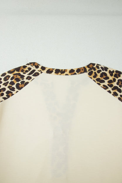 Camiseta polo beige de talla grande con estampado de leopardo y retales en contraste