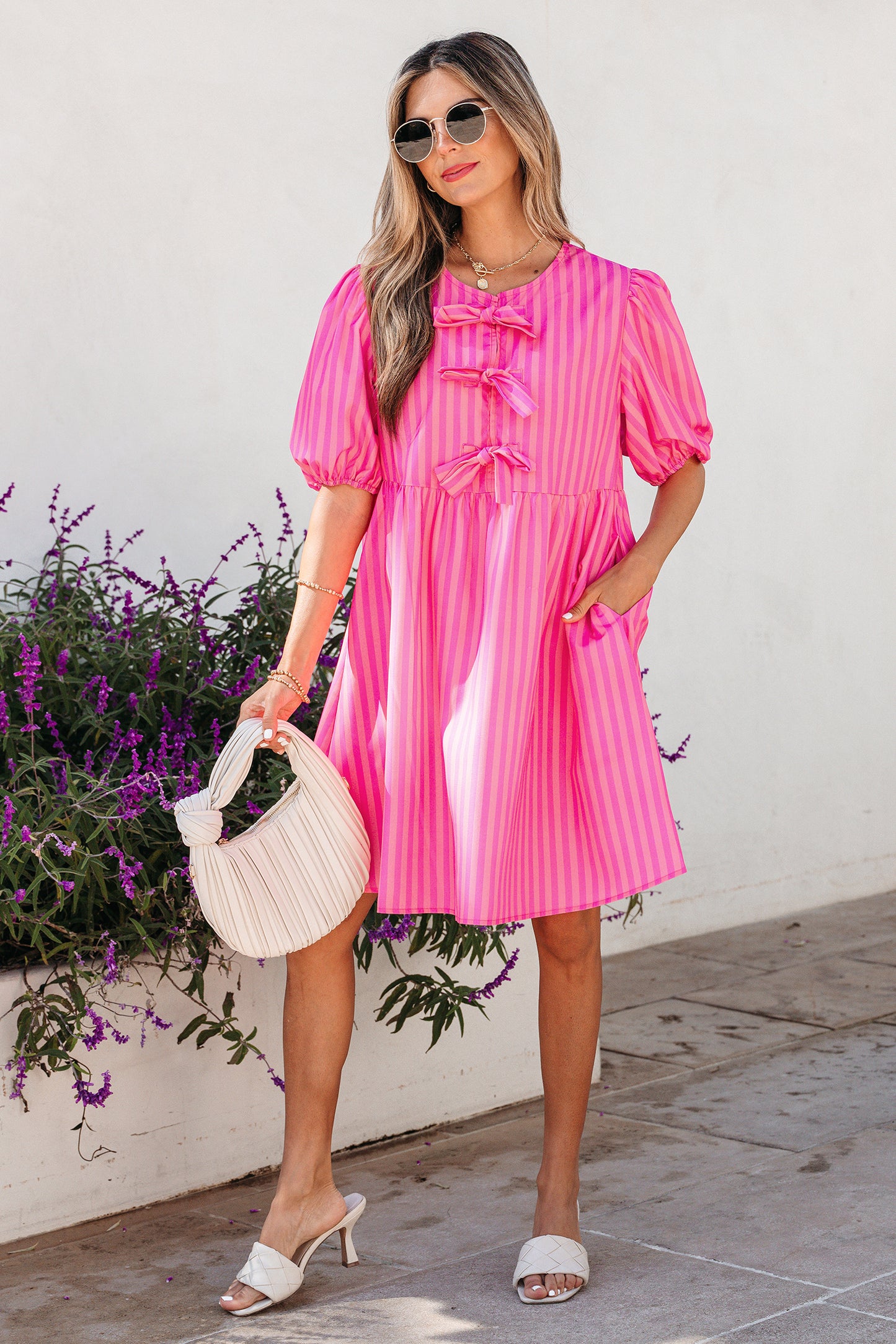 Minivestido con lazo y detalle de manga corta abullonada con estampado de rayas rosas