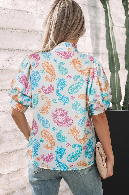 Blusa con estampado cachemira vibrante multicolor, ojales de botón y mangas abullonadas