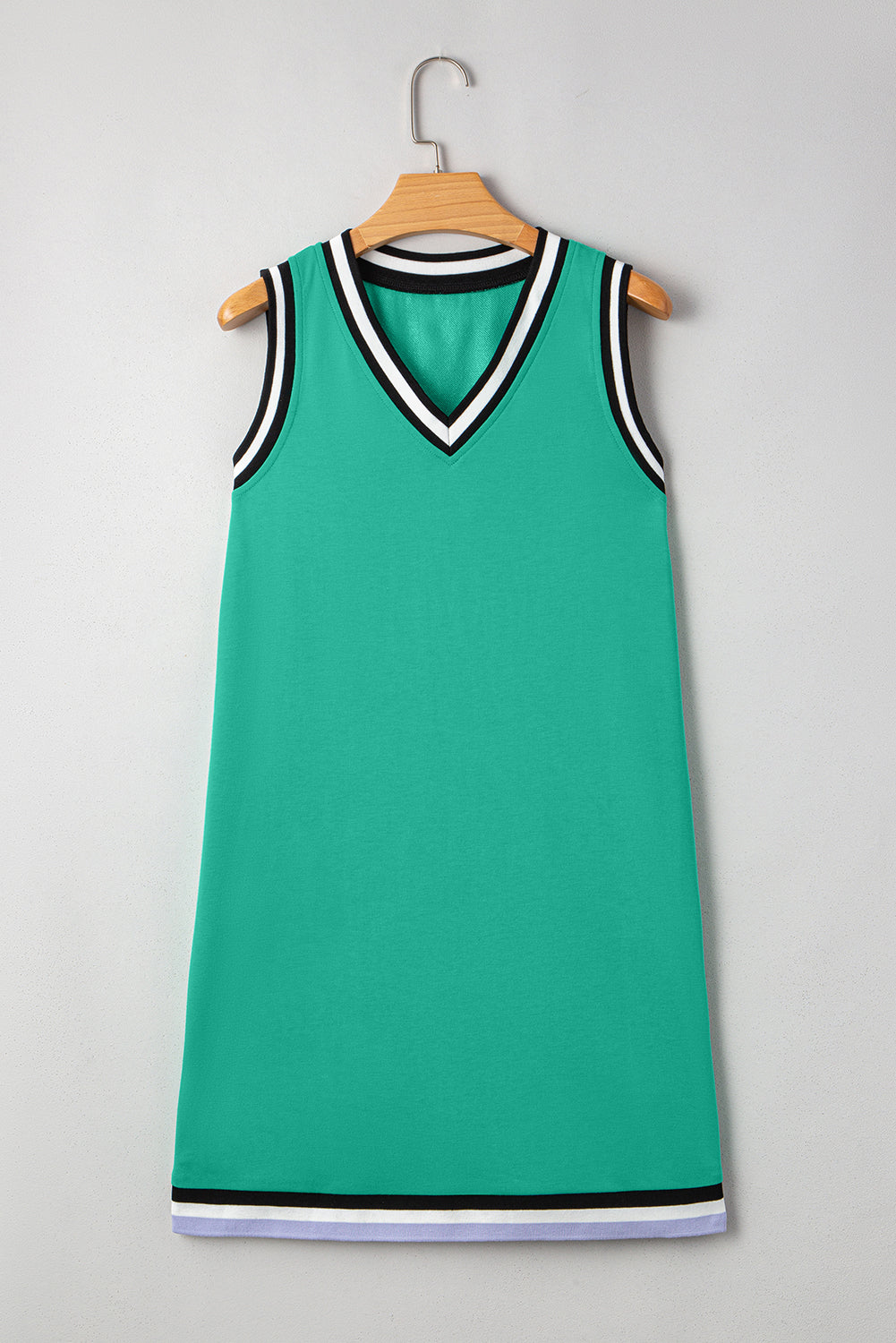 Minivestido con cuello en V, sin mangas, de color verde menta con ribete de contraste.