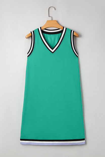 Minivestido con cuello en V, sin mangas, de color verde menta con ribete de contraste.