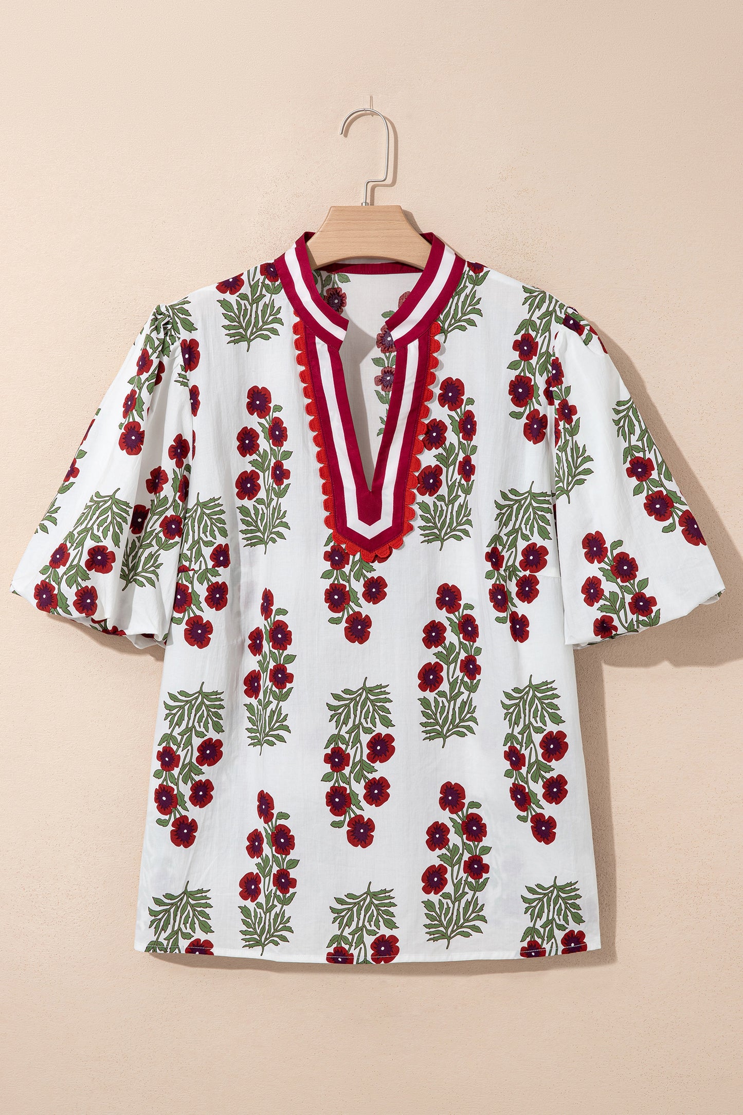 Blusa de Algodón Blanca Talla Grande con Estampado Floral, Ribete de Ricrac y Manga Corta
