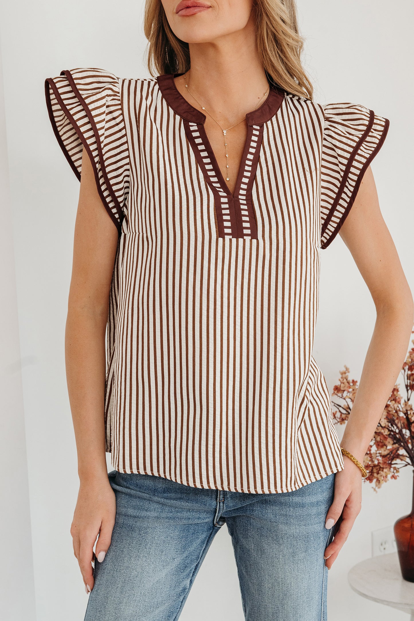 Blusa de manga corta con volantes dobles, cuello en V y rayas caqui