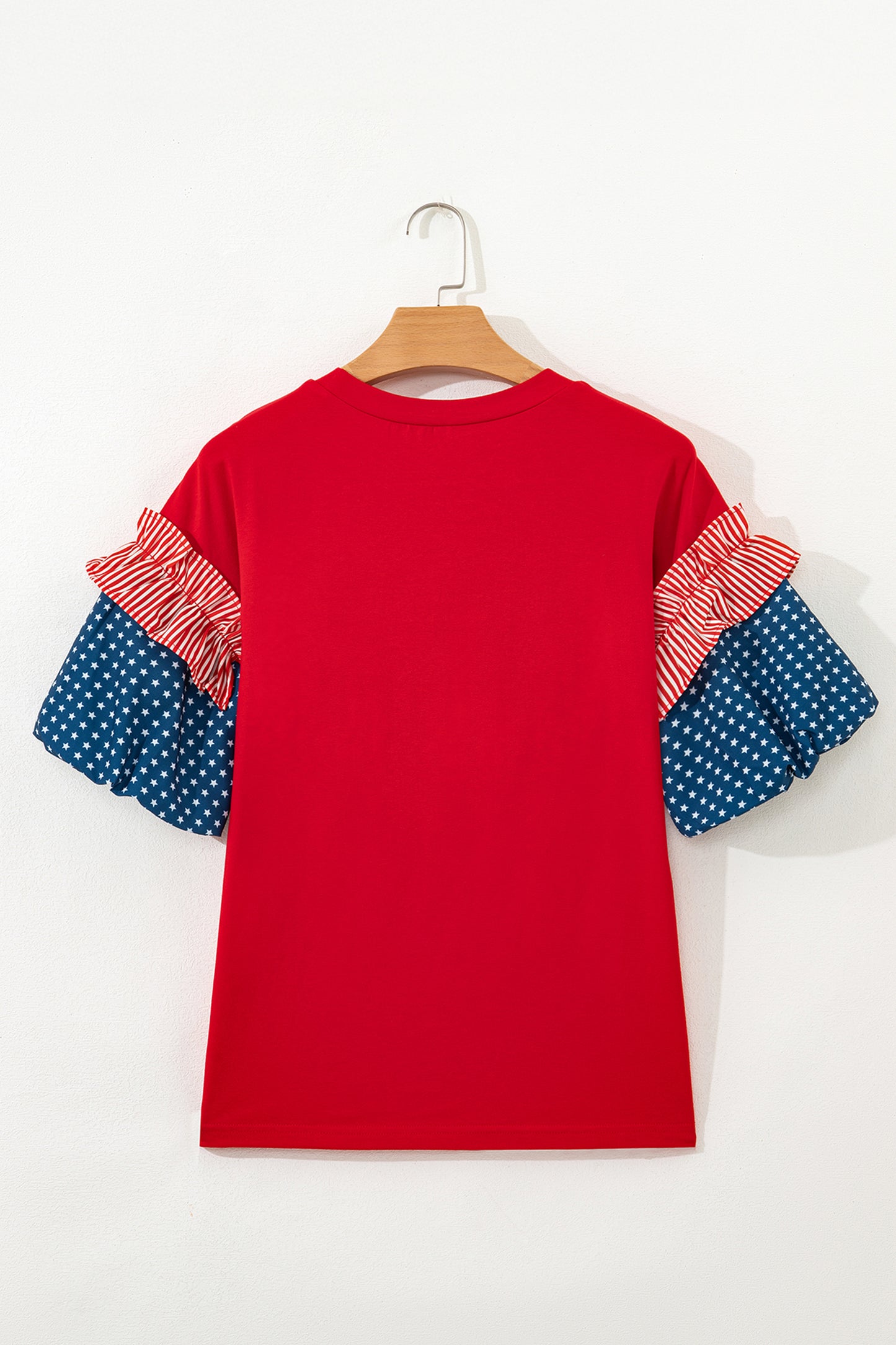 Top de manga con empalme en contraste patriótico con letras de USA en lentejuelas rojas ardientes