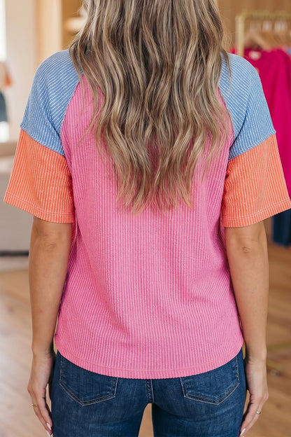 Camiseta de canalé retorcido con bloques de color rojo rosa