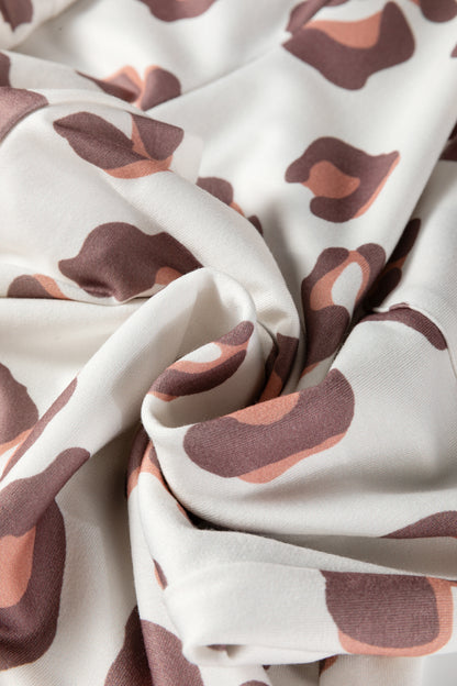 Pantalones sueltos de chándal color beige con estampado de leopardo y bolsillos de parche