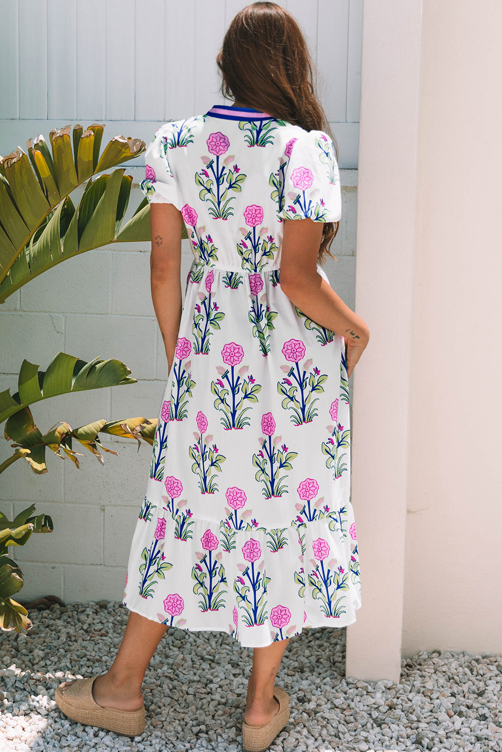 Vestido maxi blanco floral con mangas abullonadas cortas, escote en V y cintura alta