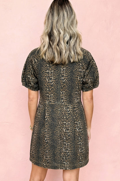 Minivestido vaquero plisado de manga corta con estampado de leopardo gris