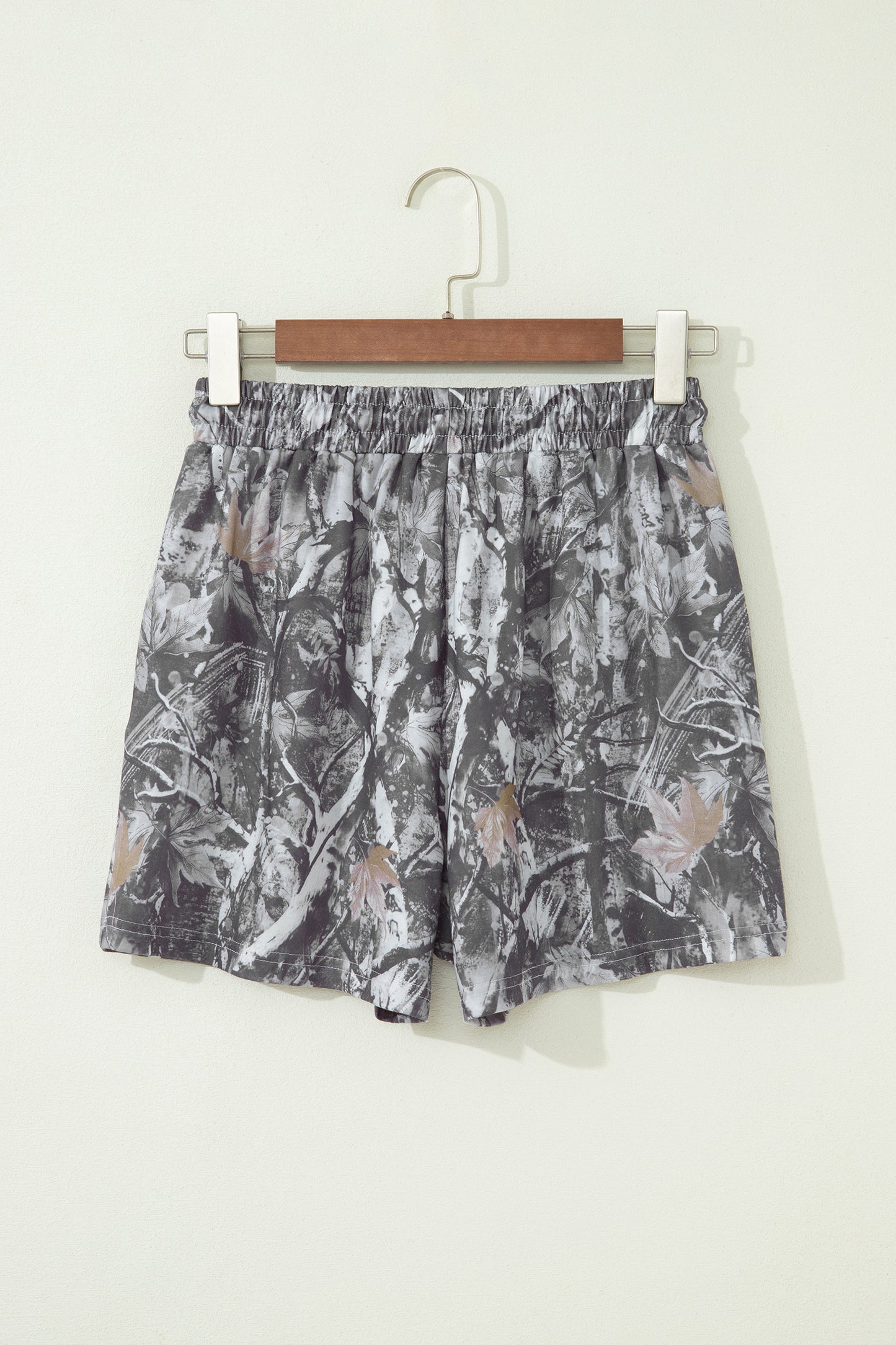 Pantalón Corto Elástico con Estampado de Hojas de Arce Abstractas Grises