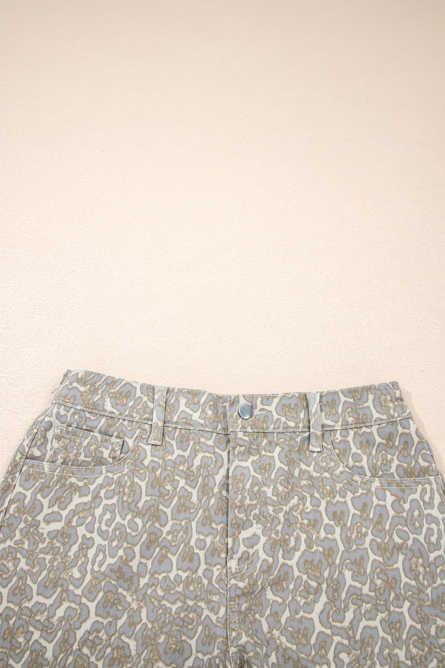 Pantalones cortos de mezclilla caqui con estampado de leopardo y borde sin rematar