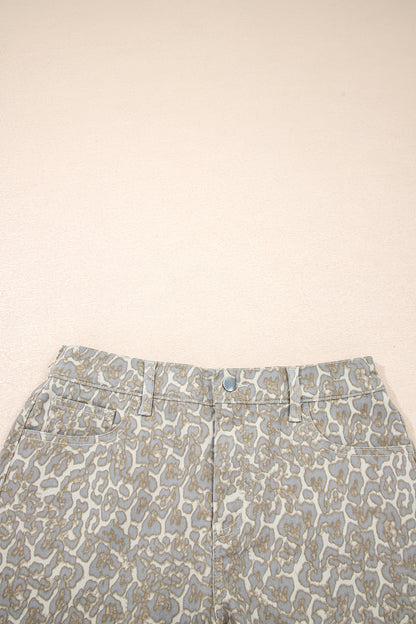 Pantalones cortos de mezclilla caqui con estampado de leopardo y borde sin rematar
