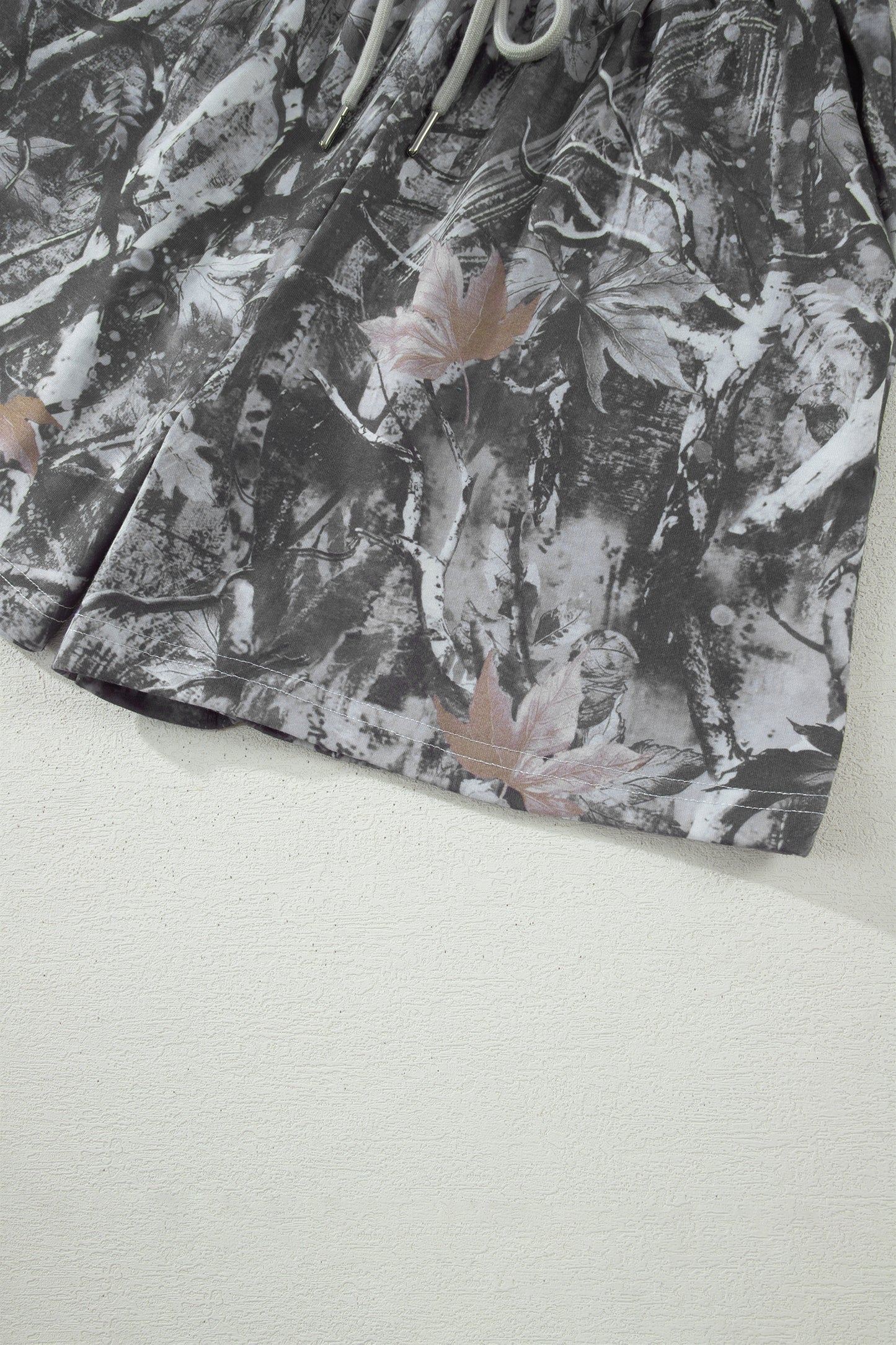 Pantalón Corto Elástico con Estampado de Hojas de Arce Abstractas Grises