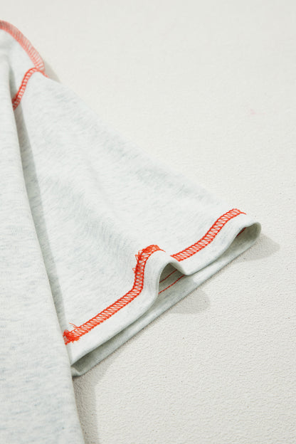 Camiseta reversible gris claro con costuras en contraste