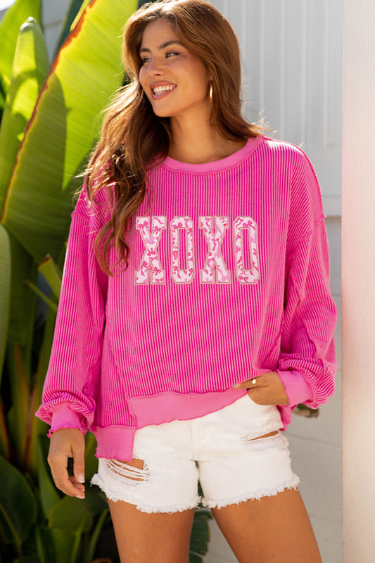 Top gráfico con parche bordado de lazo XOXO, de manga larga, acanalado retorcido, color rosa fresa