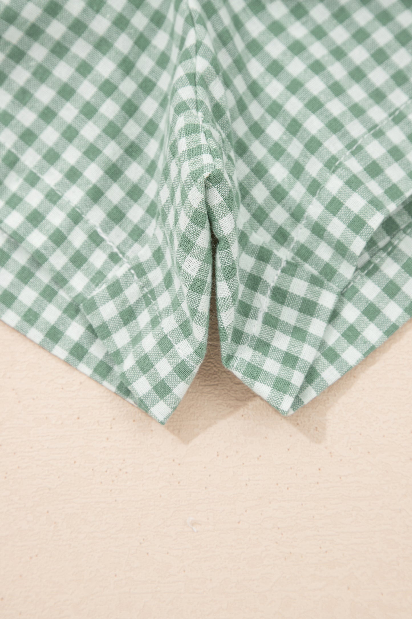 Pantalones cortos de talla grande con estampado de cuadros y ribete verde en contraste