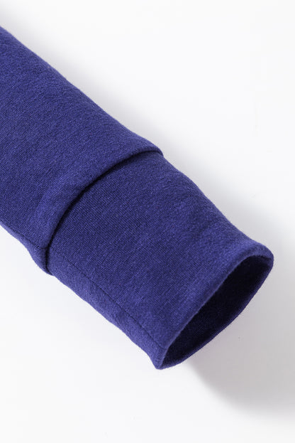 Conjunto de dos piezas de salón: top liso azul y pantalones navideños