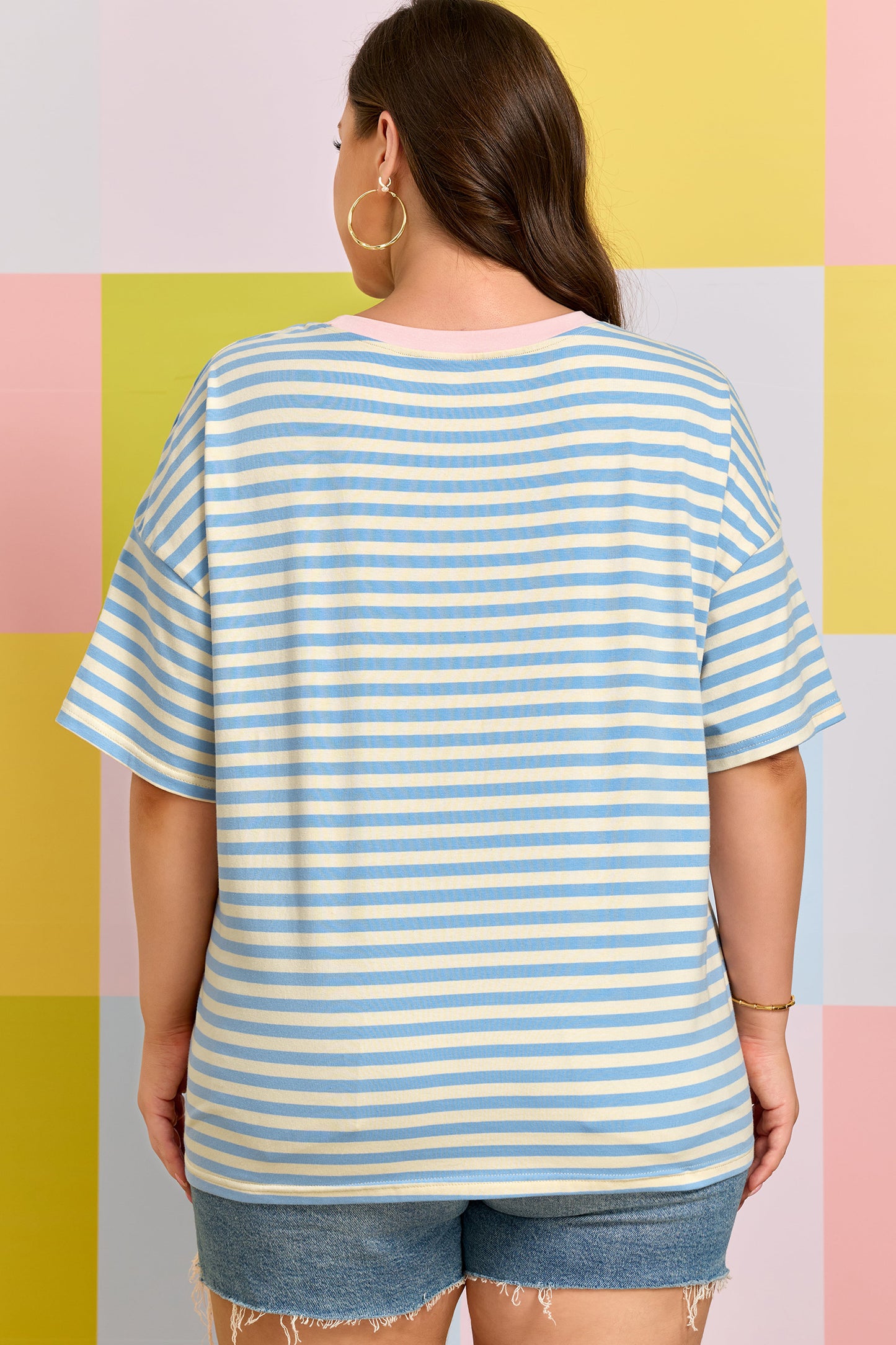 Camiseta de talla grande con rayas celestes, hombros caídos y ribete en contraste con cuello redondo