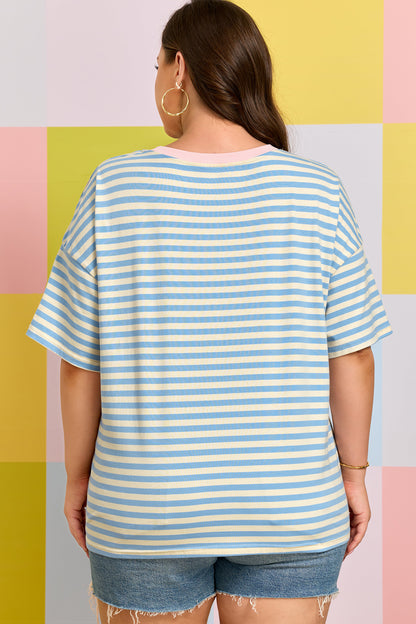 Camiseta de talla grande con rayas celestes, hombros caídos y ribete en contraste con cuello redondo