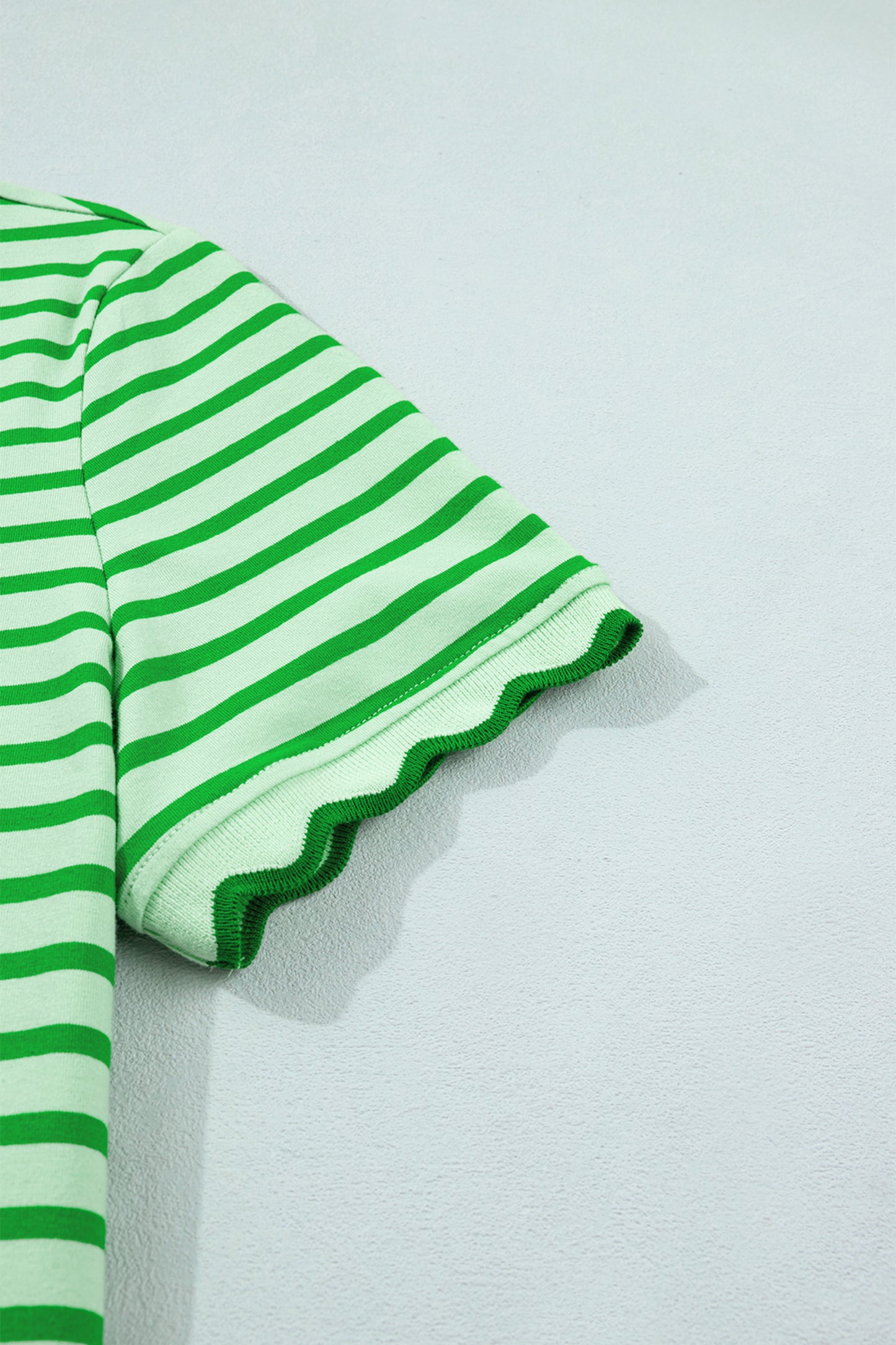 Camiseta de cuello redondo con ribete festoneado de rayas verdes
