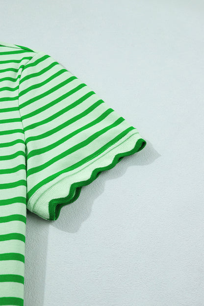 Camiseta de cuello redondo con ribete festoneado de rayas verdes