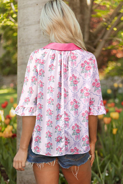 Camisa de media manga con cuello y volantes, con estampado floral morado