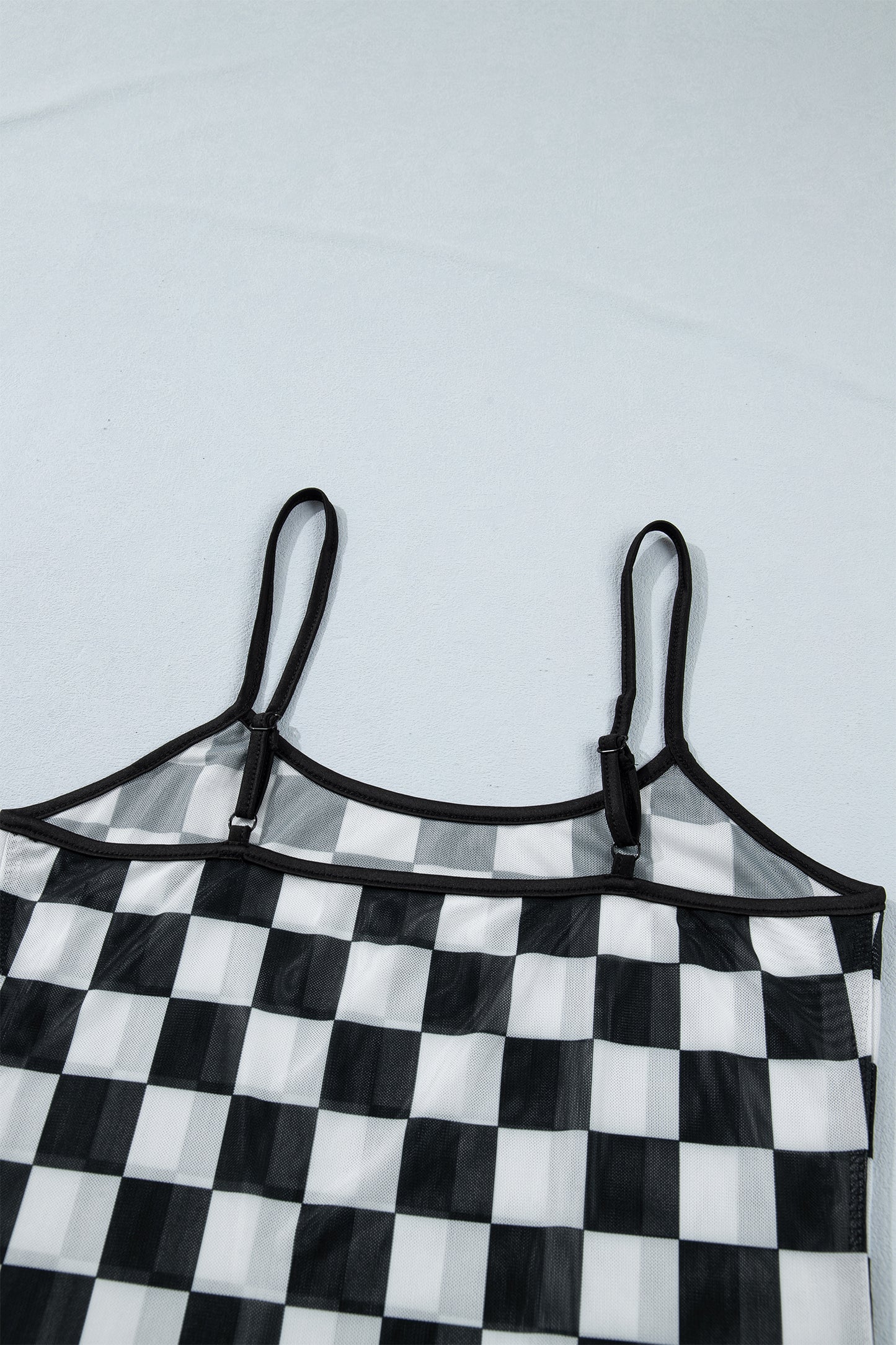 Camiseta sin mangas ajustada con tirantes finos y estampado a cuadros transparente en negro