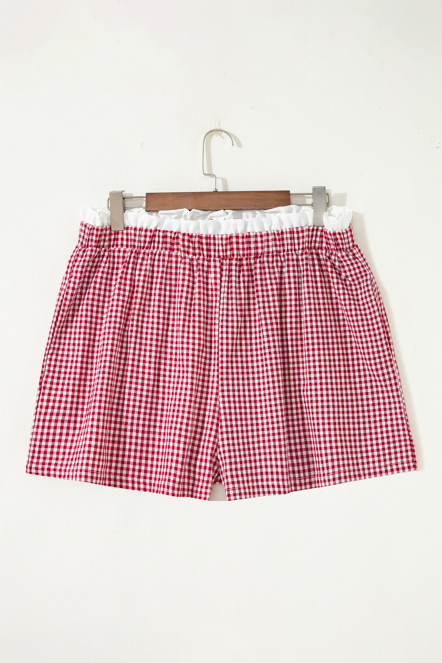 Pantalones cortos de talla grande con estampado a cuadros y ribete de contraste en rojo