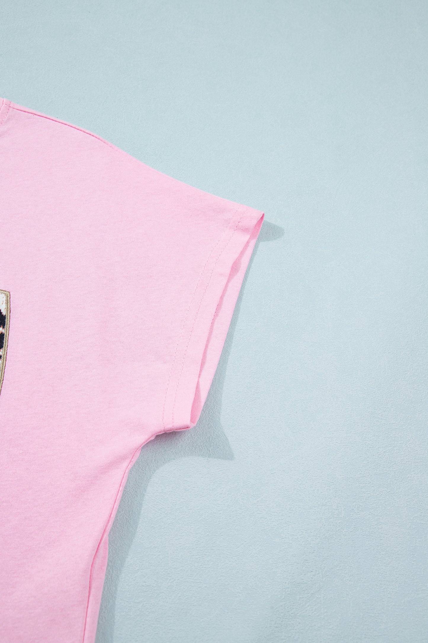 Camiseta de algodón con cuello redondo, estampado de leopardo rosa y lazo bordado