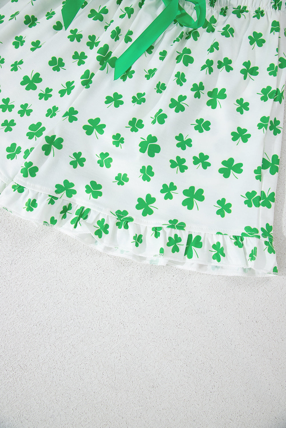 Conjunto de pijama de manga corta con estampado de trébol verde y pantalón corto con volantes