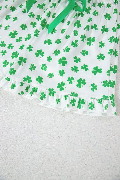 Conjunto de pijama de manga corta con estampado de trébol verde y pantalón corto con volantes