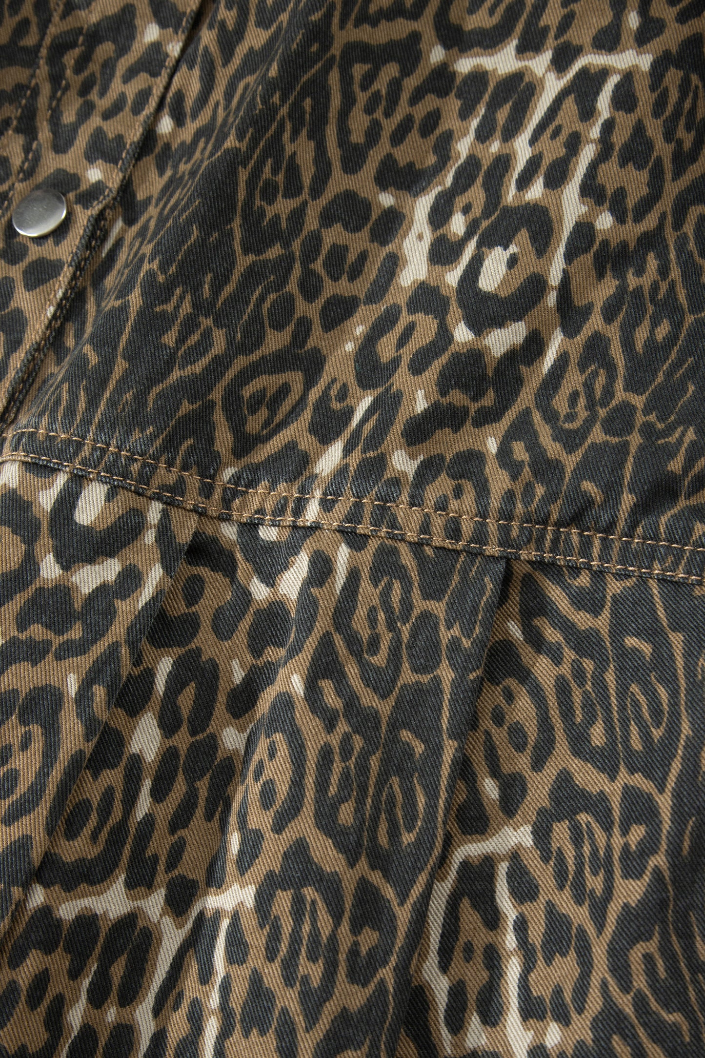 Minivestido vaquero plisado de manga corta con estampado de leopardo gris