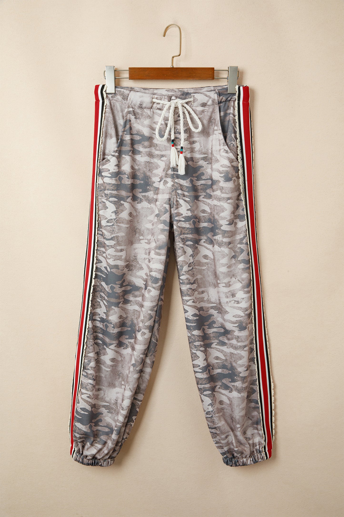 Pantalones con cordón, patchwork de paneles laterales a rayas y estampado de camuflaje caqui
