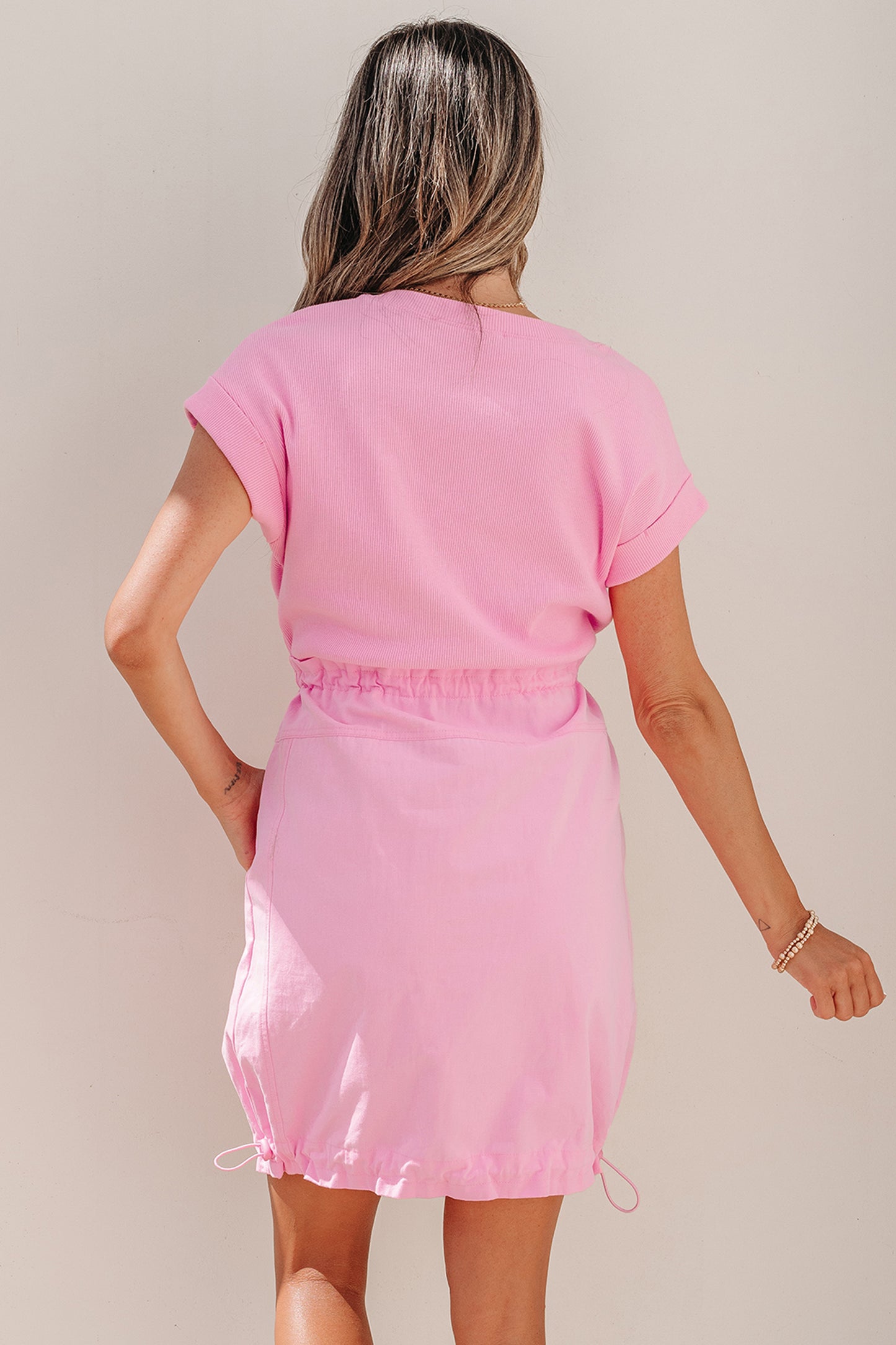 Minivestido con cordón, cuello redondo, manga corta con puño y retazos de telas mixtas Bonbon